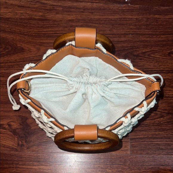 Lulu's Tan and White Bag with Netted Design - Picture 7 of 7